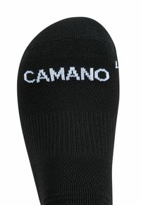 Calzino nero a maglia con texture a coste, che mostra "CAMANO" in lettere bianche sulla parte superiore. Forma standard, adatto per un uso quotidiano.