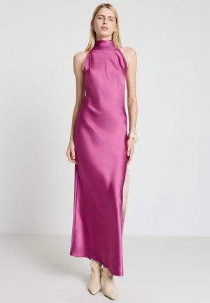 Fuchsia Satin Neckholderkleid mit schmaler Passform, seitlichem Schlitz und kontrastierendem beigem Einsatz. Glatte Textur und fließende Silhouette.
