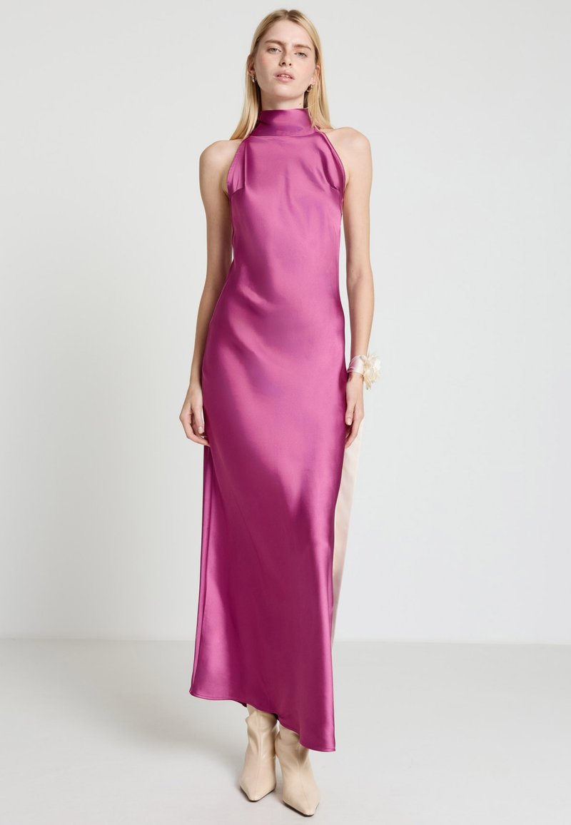Fuchsia Satin Neckholderkleid mit schmaler Passform, seitlichem Schlitz und kontrastierendem beigem Einsatz. Glatte Textur und fließende Silhouette.