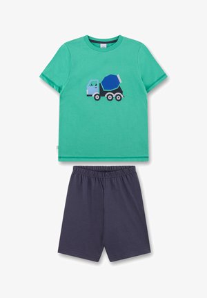 Grünes Baumwoll-T-Shirt mit einem Truck-Graphic, kombiniert mit navy-blauen Shorts. Das T-Shirt hat einen Rundhalsausschnitt und kurze Ärmel; die Shorts verfügen über einen elastischen Bund.