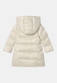 Krémově zbarvená péřová bunda s kapucí, která má prošívaný design, dlouhé rukávy a hladkou texturu. Zobrazený zadní pohled.