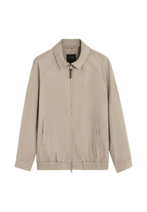 Chaqueta ligera beige con cremallera frontal, cuello, dobladillo elástico y dos bolsillos laterales. Presenta una textura suave y mangas raglán.