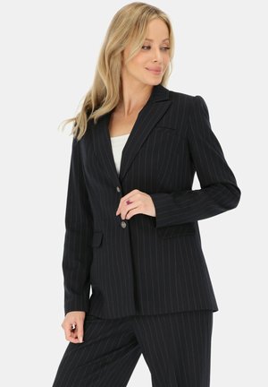 Czarny żakiet w prążki o dopasowanym kroju, z pojedynczym zapięciem na guzik i klapami w kształcie litery notch; posiada dwie kieszenie z przodu oraz teksturowaną tkaninę.