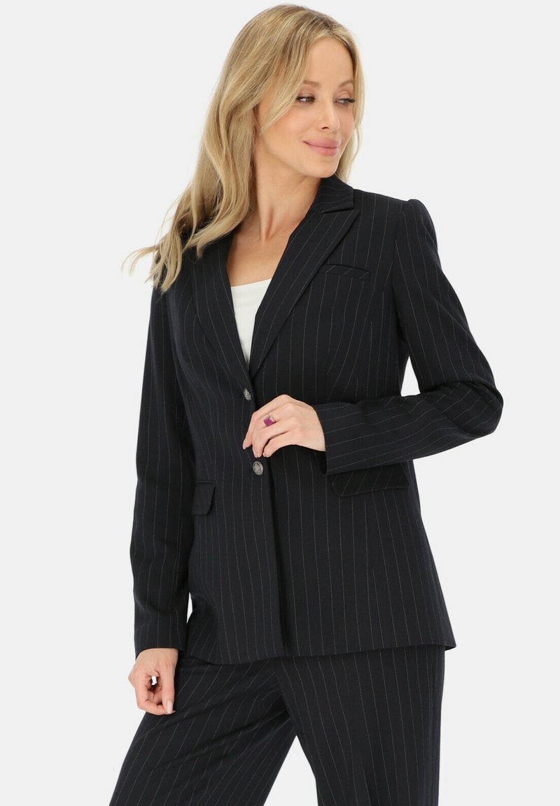 Czarny żakiet w prążki o dopasowanym kroju, z pojedynczym zapięciem na guzik i klapami w kształcie litery notch; posiada dwie kieszenie z przodu oraz teksturowaną tkaninę.