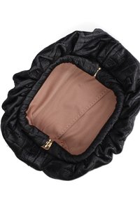 Borsa a mano in pelle nera con una texture trapuntata e design arricciato. L'interno è foderato in morbido tessuto marrone. Presenta una chiusura con zip dorata.