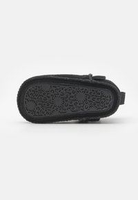 UGG BABY CLASSIC ULTRA MINI UNISEX - Primeiros sapatos - black