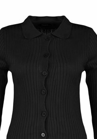Černý žebrovaný kardigan s límečkem, předním zapínáním na knoflíky a dlouhými rukávy. Vyroben z měkkého texturovaného materiálu.