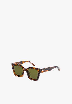 Quadratische Sonnenbrille mit einem Schildpatt-Rahmen und grünen Gläsern. Merkmale sind eine auffällige Markenkennzeichnung an den Bügeln und eine polierte Oberfläche.