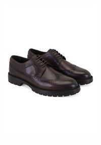Braune Lederstiefel mit Broguedetails, runder Zehenform, Schnürdesign und kontrastierenden schwarzen Gummisohlen. Glatte Textur mit filigranen Akzenten.