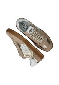 Roze en gouden sneakers met suede en metallic accenten, ronde neus, gestructureerde veters en een rubberen buitenzool met een vlak profiel.