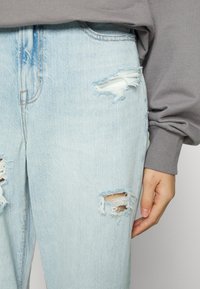 American Eagle MOM  - Calças de ganga de perna direita - aged blue traveller