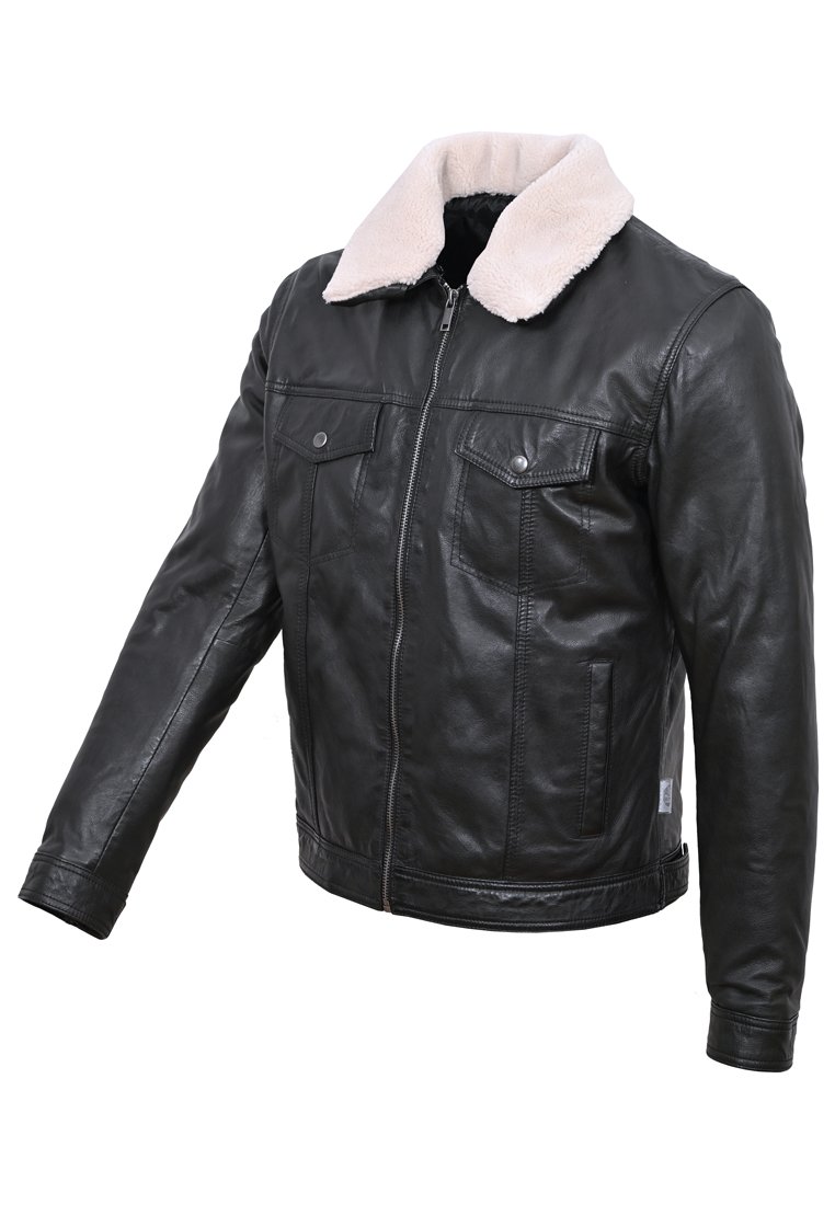 Veste en cuir noir avec un col en fausse fourrure crème, fermeture éclair à l'avant, deux poches poitrine avec rabats, et un design élégant et ajusté.