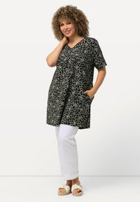 Ulla Popken SHORT SLEEVE V-NECK  - Triko s potiskem - black