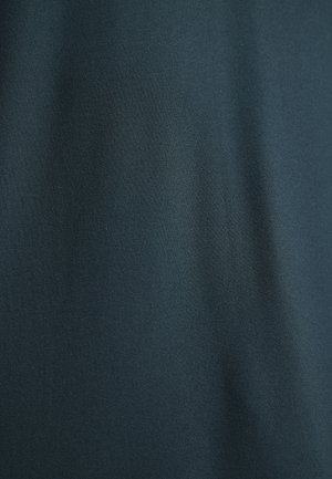 Tessuto blu scuro con una texture liscia e una leggera lucentezza. Presenta leggere variazioni di tono e nessun motivo o dettaglio hardware visibile.