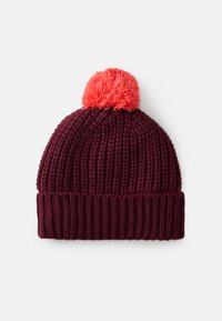 Gorro de malha bordeaux com nervuras texturizadas e um pom-pom laranja brilhante no topo, oferecendo um design confortável e quente.