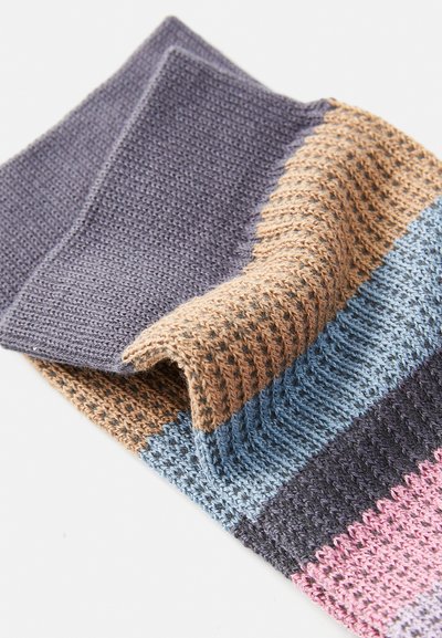 Stickad scarf med horisontella ränder i nyanser av marinblått, beige, ljusblått, mörklila och rosa. Texturerat, mjukt material.