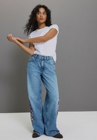 Next FIT EMBROIDERED WIDE  - Alt laienevad teksad - mid blue