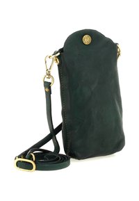 Borsa a tracolla verde in pelle con parte superiore arrotondata, tracolla regolabile, dettagli in metallo dorato e texture liscia.