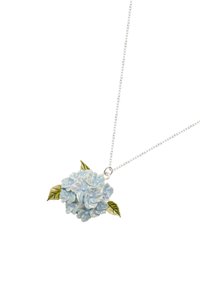 Hõbe ahelkaelakee helesinise hortensia ripatsiga, millel on tekstureeritud kroonlehed ja rohelised lehed, koos väikeste pärlilaadsete detailidega.