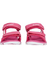 Rosa sandaler med dubbla justerbara kardborreband, texturerad fotbädd och vit sula. Lättviktig design med stygndetaljer.