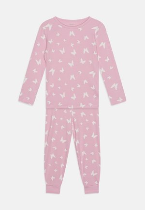 Roze pyjama set met een lange mouw top en een broek met een witte vlinderprint. Zachte, geribbelde textuur; aansluitende manchetten op de mouwen en broek.