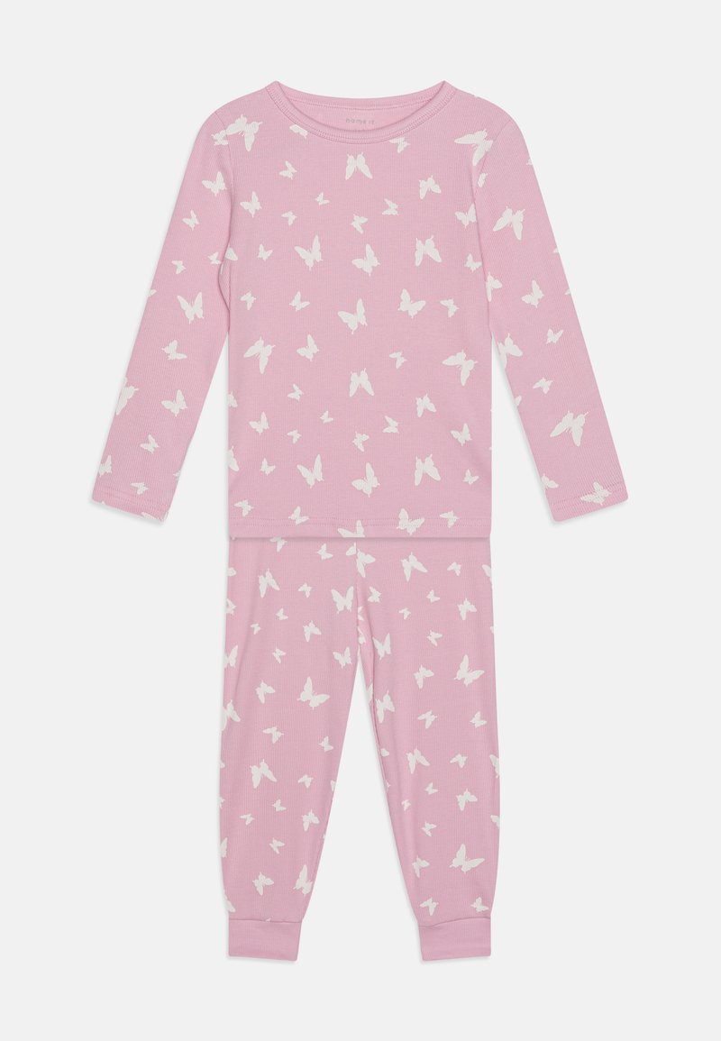 Rosa Pyjama-Set bestehend aus einem Langarmoberteil und einer Hose mit einem weißen Schmetterlingsdruck. Weicher, gerippter Stoff; eng anliegende Bündchen an den Ärmeln und Hosenbeinen.