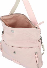 Borsa a spalla in tela rosa con chiusura a cerniera, fodera interna e tasca esterna. Presenta una tracolla staccabile e accenti in metallo argentato.