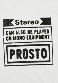 Czarny tekst na białym tle: "Stereo", "MOŻE BYĆ RÓWNIEŻ ODTWARZANE NA SPRZĘCIE MONO" oraz "PROSTO" w pogrubionych, zniszczonych czcionkach i różnych rozmiarach.