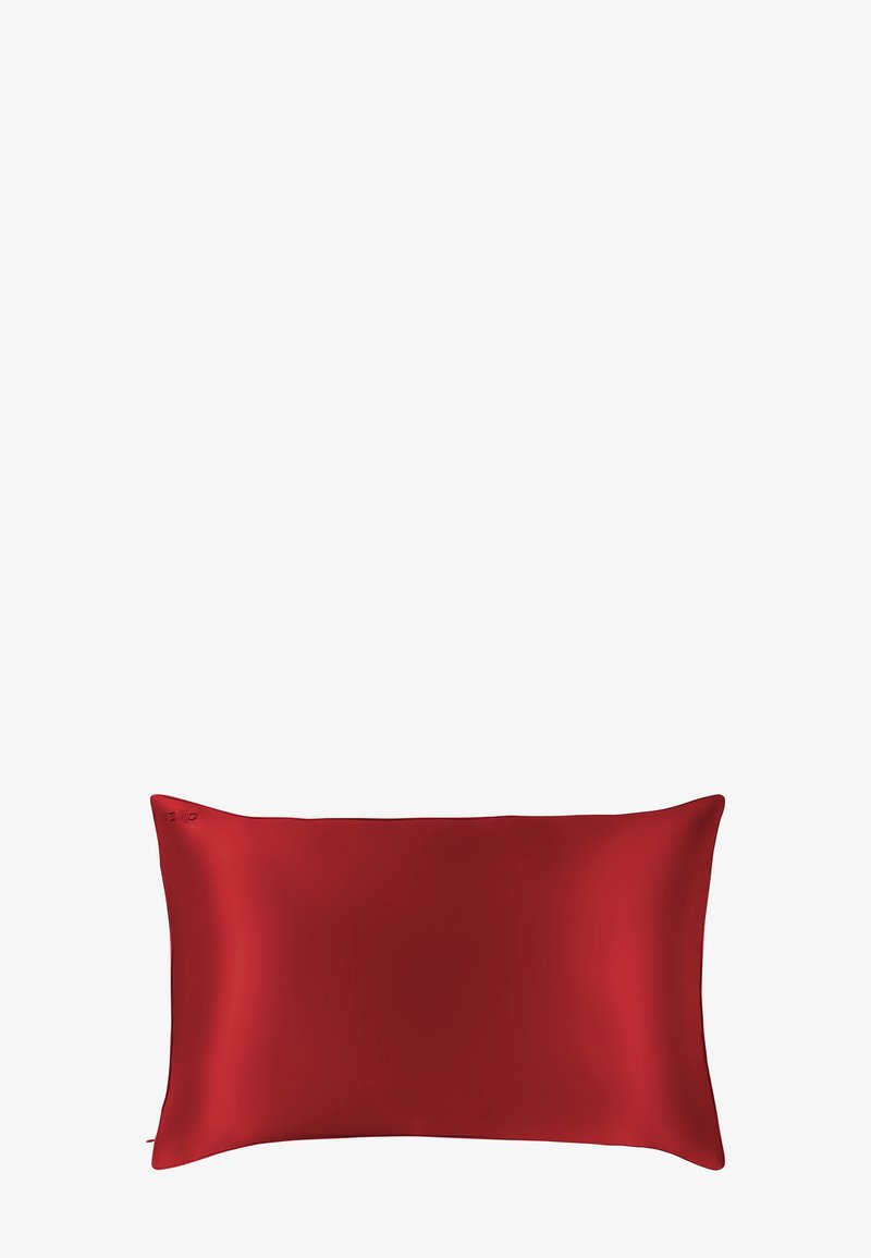 Rød silken pude, rektangulær form, glat tekstur, diskret mærke synligt på den ene side. Enkel design uden mønstre eller accenter.