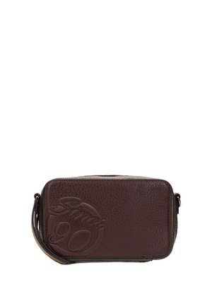 Bolso rectangular de cuero marrón oscuro con superficie texturizada, que presenta el texto en relieve "Since 90" en un lado y un cierre de cremallera.