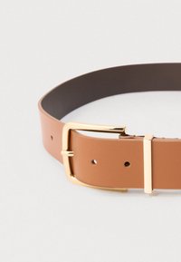 Cinto de couro com tira castanha texturada, fivela e lingueta em metal dourado, projetado com múltiplos furos de ajuste.