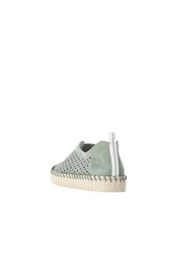 Chaussure en cuir vert clair respirante avec un design perforé, une languette de talon blanche et une semelle crème texturée avec des accents tressés.