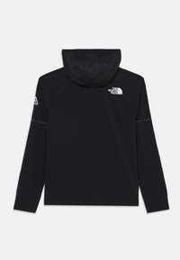 Svart hettegenser laget av myk tekstil. Den har logo på ryggen og et minimalistisk design med lange ermer og sidesprinter.