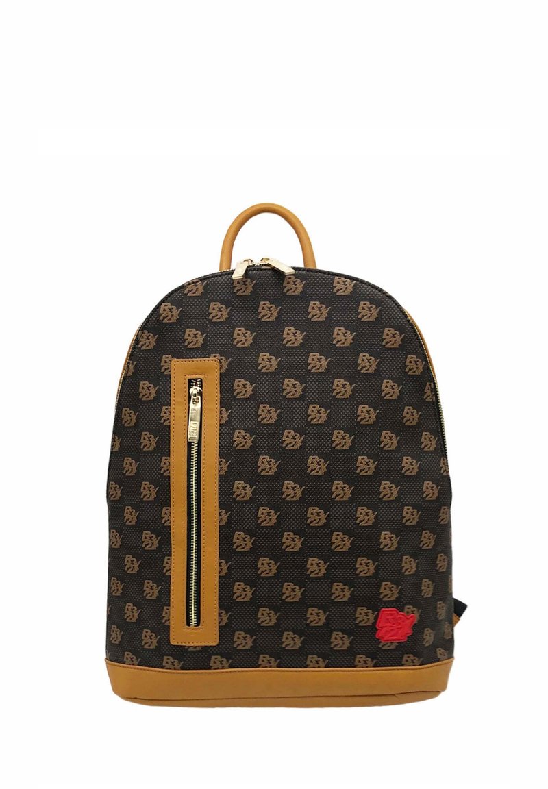 Zaino nero con motivo e dettagli beige, dotato di una tasca frontale con zip, forma arrotondata e manico superiore. Dettaglio del logo ben visibile in basso a sinistra.