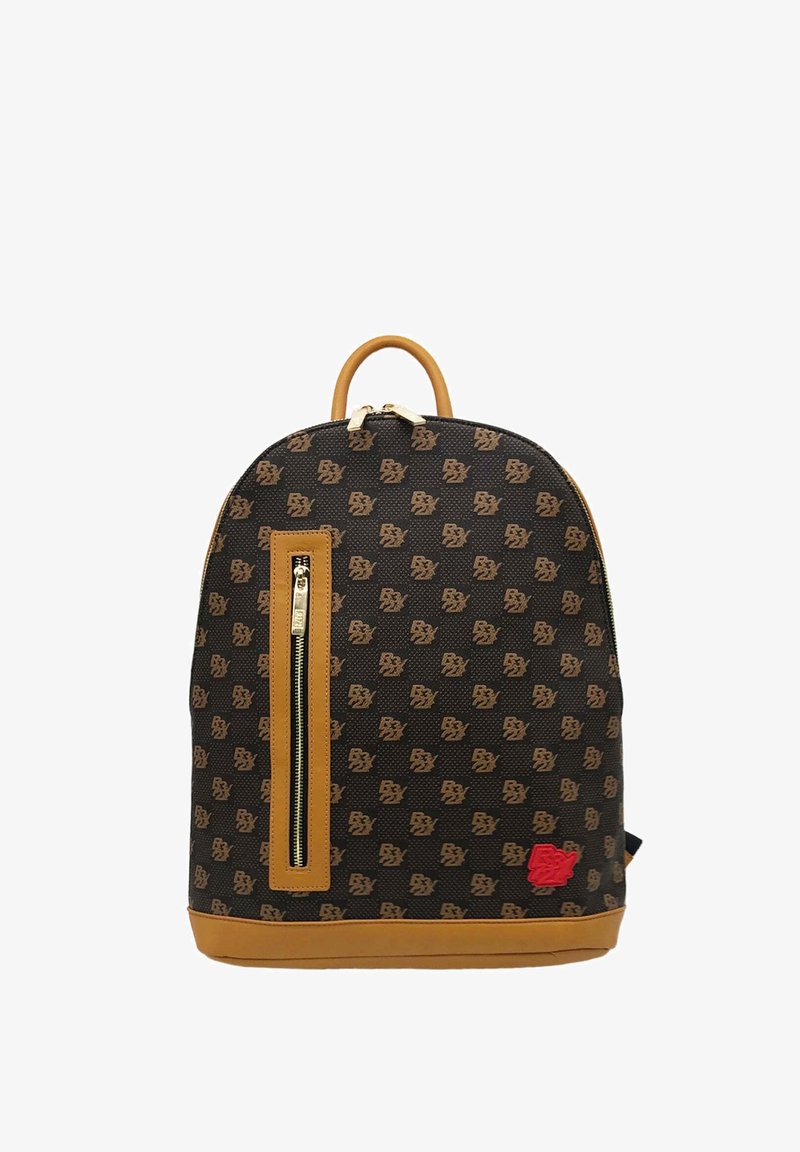 Zaino nero con motivo e dettagli beige, dotato di una tasca frontale con zip, forma arrotondata e manico superiore. Dettaglio del logo ben visibile in basso a sinistra.