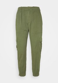 Olijf groene taperende cargobroek met elastische boorden, voorzakken met flappen, zijvakken met flappen, riemlussen en gestikt detail.