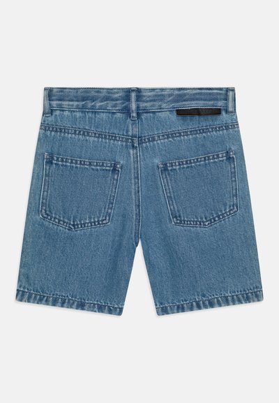 Jeansshorts i ljusblå tvätt, med en klassisk design, rak klippning och två bakfickor. Ingen synlig branding eller prydnader.