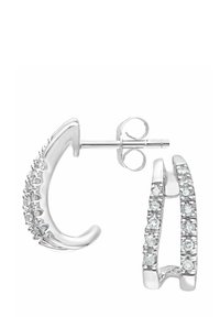 Sølvøreringe med en tekstureret overflade, prydet med klare ædelsten langs den ene kant. Det unikke buede design øger det visuelle interesse.