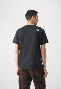 The North Face BERKELEY CALIFORNIA POCKET TEE - Apdrukāts T-krekls - black