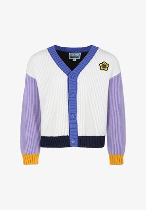Cardigan côtelé avec un col en V, corps blanc, manches violettes et bleu marine, et accent jaune. Présente une fleur brodée près de l'épaule.