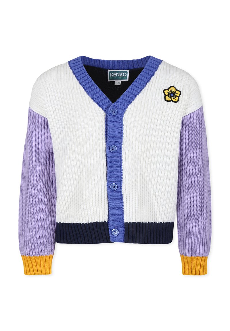 Cardigan côtelé avec un col en V, corps blanc, manches violettes et bleu marine, et accent jaune. Présente une fleur brodée près de l'épaule.