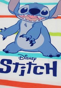 Personnage de dessin animé bleu Stitch de Disney, sur un fond blanc avec des bandes horizontales colorées. Il a de grandes oreilles et des dents visibles.