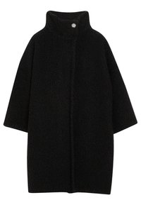 Cappotto nero oversize in tessuto strutturato con colletto alto, dotato di chiusura a un bottone sul collo e maniche ampie.
