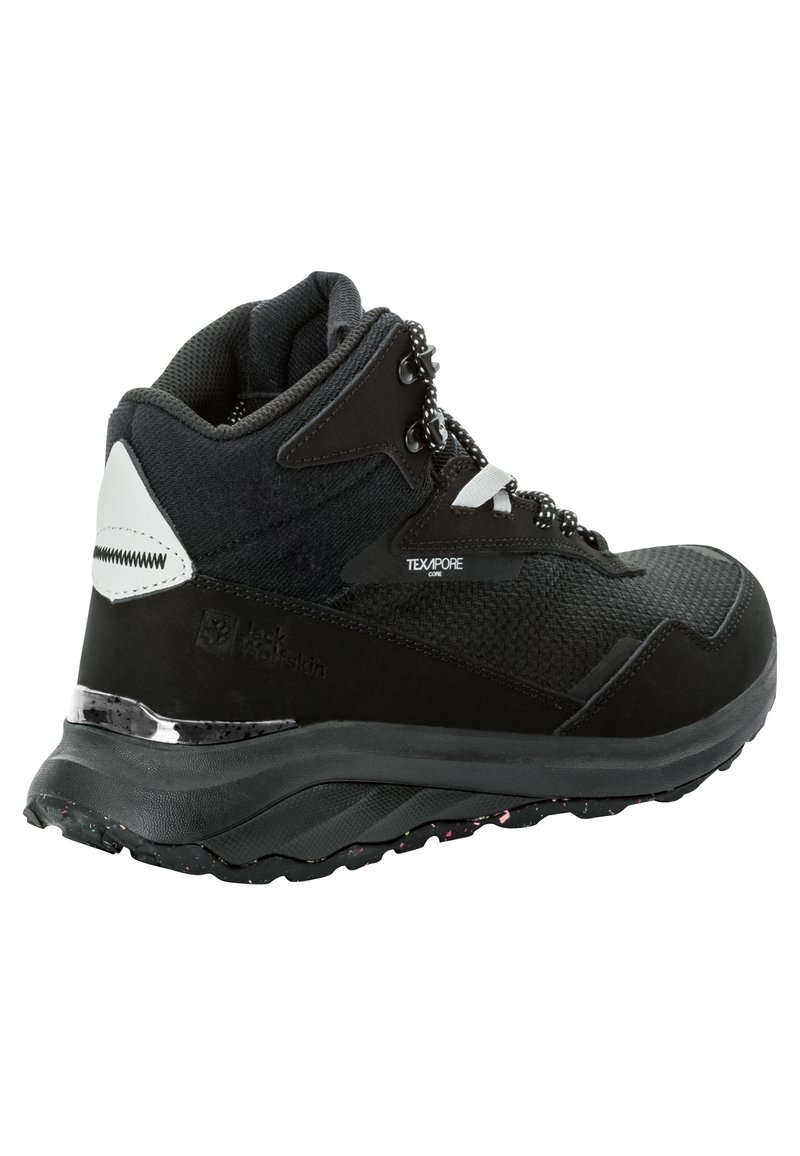 Czarne buty trekkingowe z teksturowanej tkaniny i gładkimi syntetycznymi akcentami. Posiadają grubą podeszwę, odblaskowe detale oraz sznurowany design.