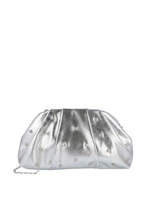 Bolso clutch metálico plateado con diseño plisado, decorado con tachuelas redondas pequeñas y espaciadas uniformemente y una fina correa de cadena.