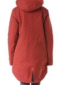 Veste extérieure rouge à capuche avec un dos légèrement allongé, tissu texturé et un accent triangulaire marron au bas de la couture.