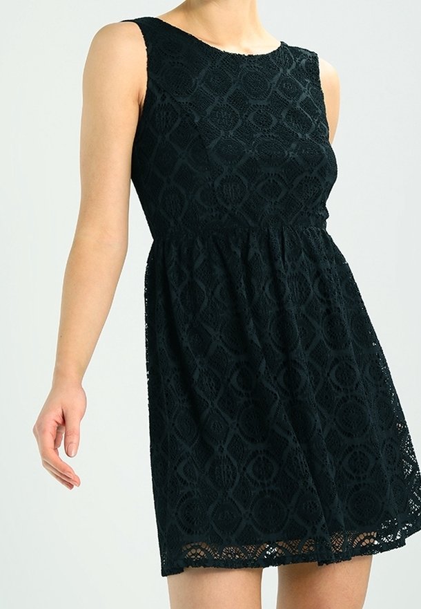 Robe en dentelle noire avec un design sans manches, un col rond et un corsage ajusté avec une jupe évasée. Motif géométrique complexe sur l'ensemble.