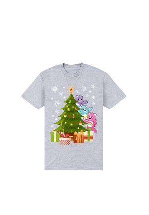 T-shirt grigio con un albero di Natale decorato con ornamenti, tre orsi colorati e regali incartati, il tutto su uno sfondo innevato.