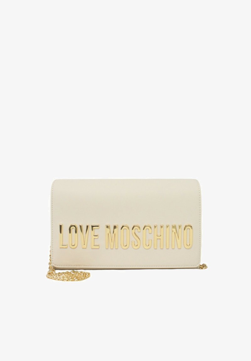 Clutch color crema con lettering "LOVE MOSCHINO" in tono oro, texture liscia, forma rettangolare e tracolla per versatilità.