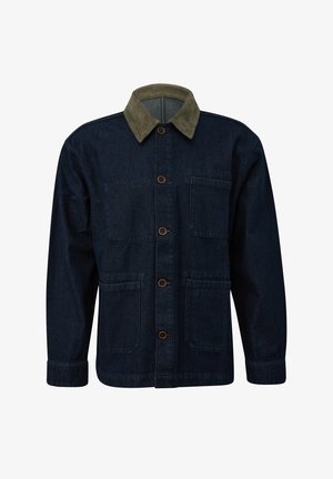 Tumedast sinisest denimist jope oliivi rohelise puuvillakaelusega, nupuvajutuse eest, ja kolme väliskotiga, esitatud valgel taustal.